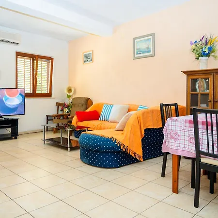 Cozy Kamenita Lägenhet *